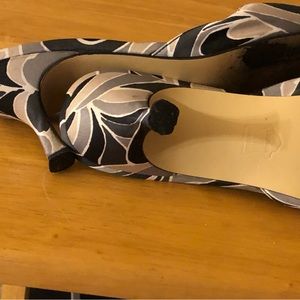 Beige Multi color low heel in sze 8.5. In excellent condition, barely worn.